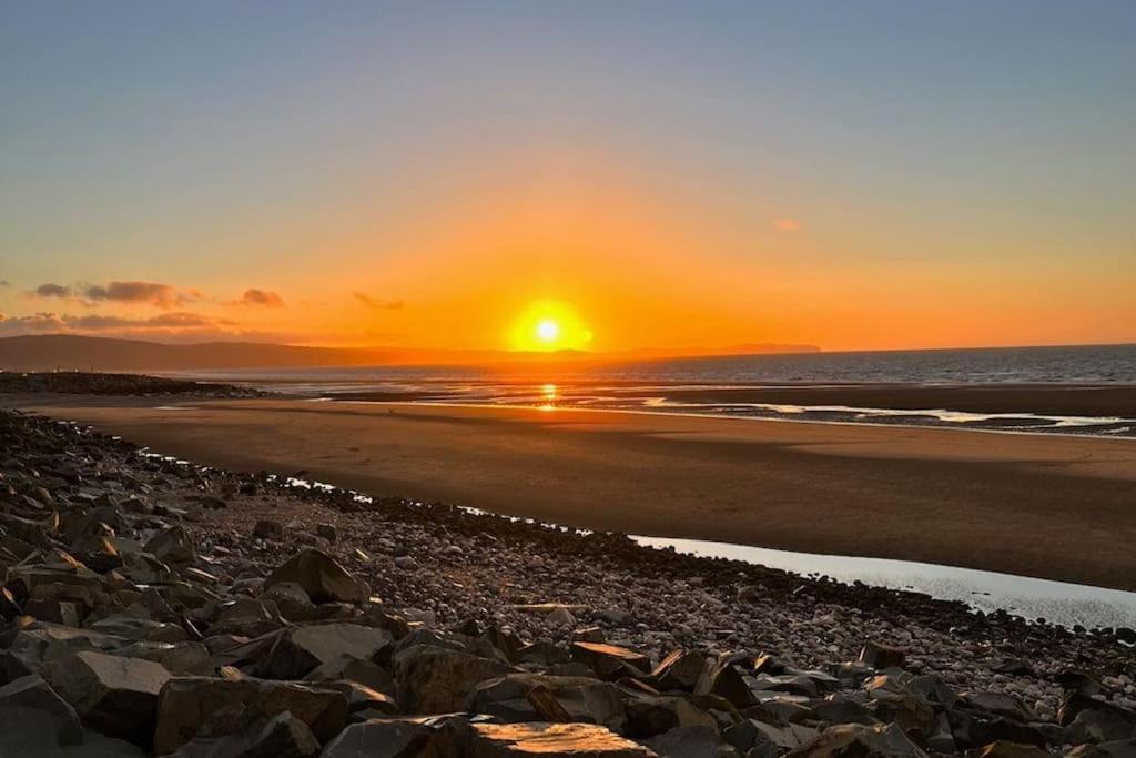 The Beach House With Balcony North Wales Kinmel Bay Экстерьер фото